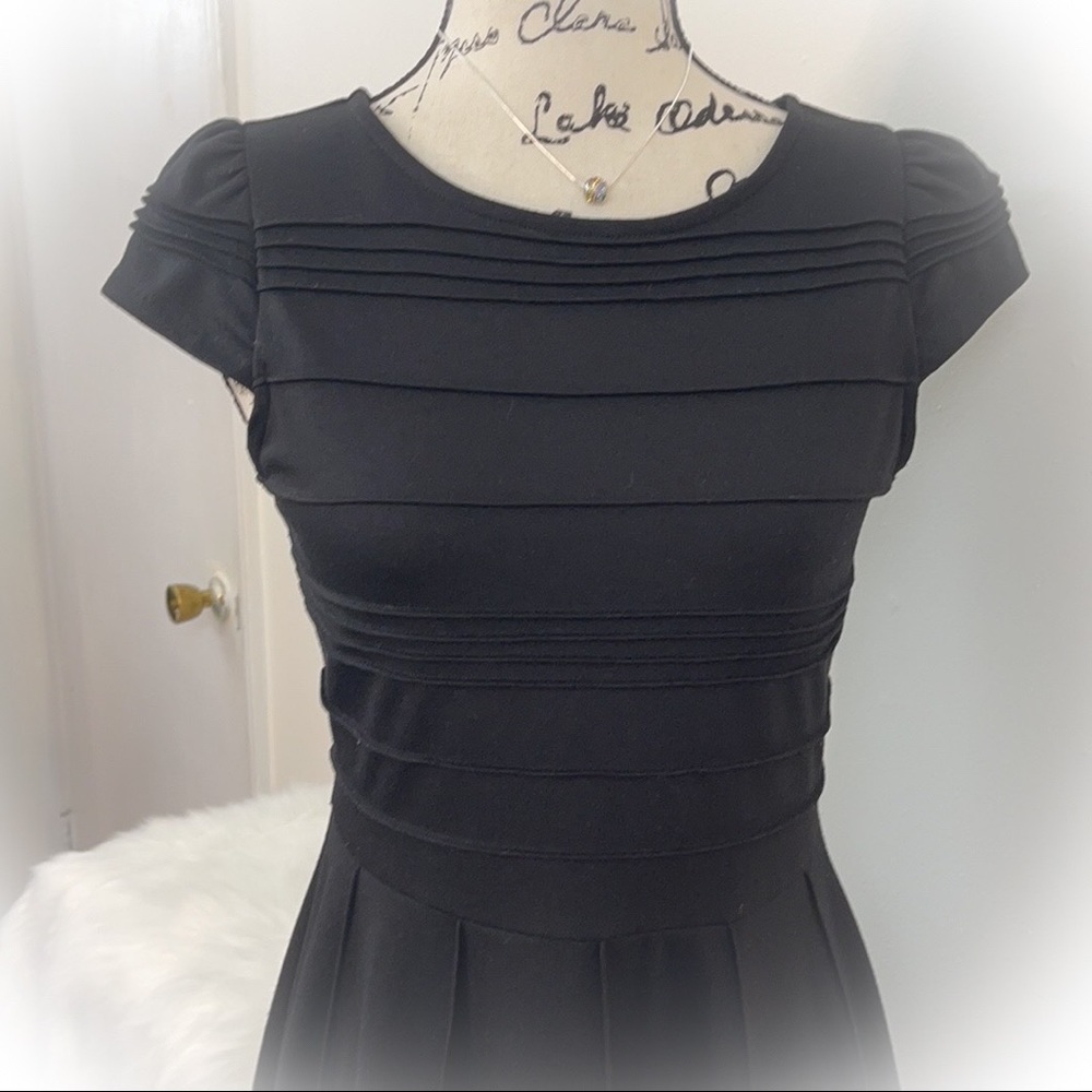 💕Beautiful Black Elle Dress cap sleeves💕 - Picture 4 of 12